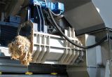 Ein komplett aus Edelstahl gefertigtes System THE CROCODILE 250 T bei der Arbeit: Auspressen von flüssiger Biomasse aus zerkleinerten Lebensmittelverpackungen. Der entwässerte Feststoffanteil wird in Verbrennungsanlagen energetisch verwertet.